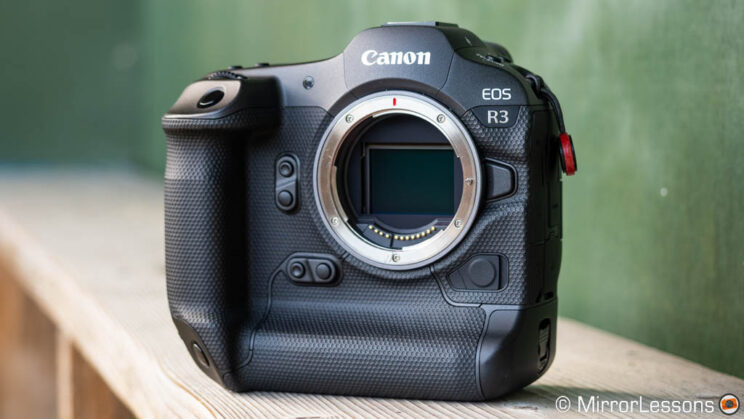 Canon R3, front view without lens cap